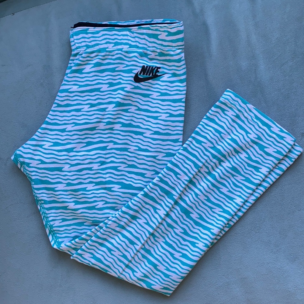 Women’s Nike DRI-FIT Cropped Leggings size Medium